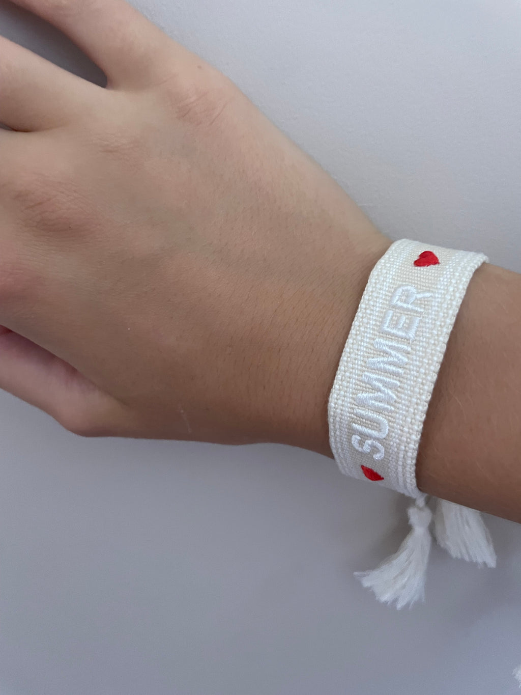 Bracelet SUMMER beige avec cœur rouge ♥️