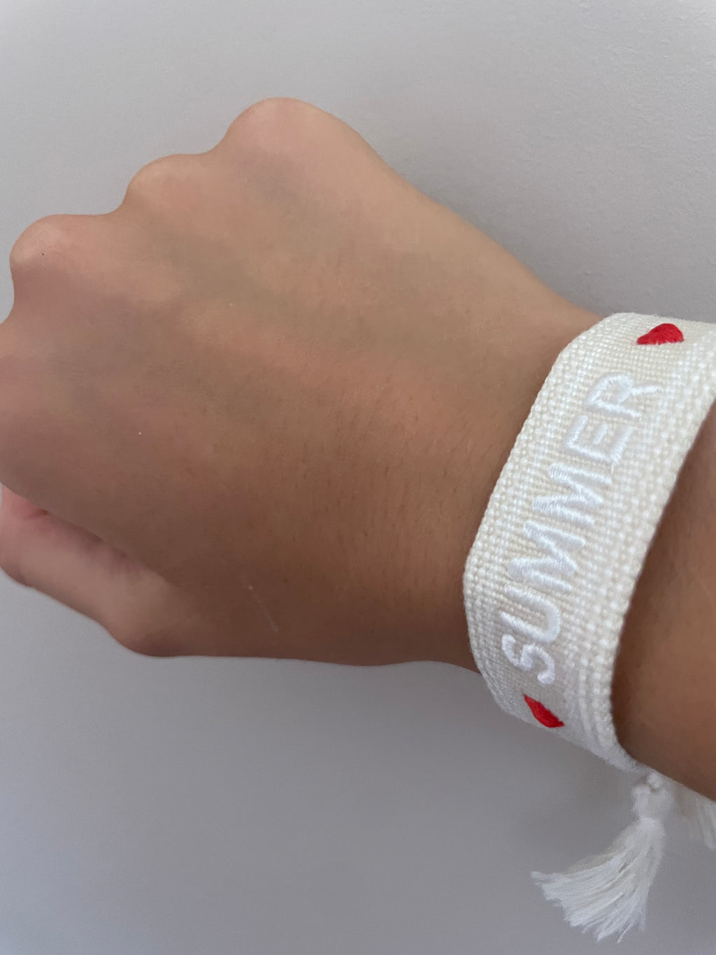 Bracelet SUMMER beige avec cœur rouge ♥️